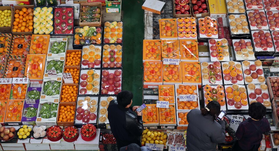 설 연휴를 열흘 정도 앞둔 지난 29일 부산 해운대구 반여농산물도매시장을 찾은 시민들이 제수용 또는 선물용 과일을 구입하고 있다. [사진=뉴시스]
