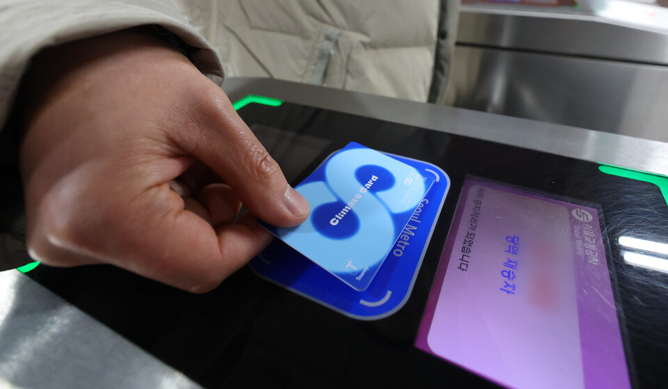 서울 중구 시청역에서 시민이 기후동행카드를 사용해 지하철을 이용하고 있다. [사진=뉴시스]