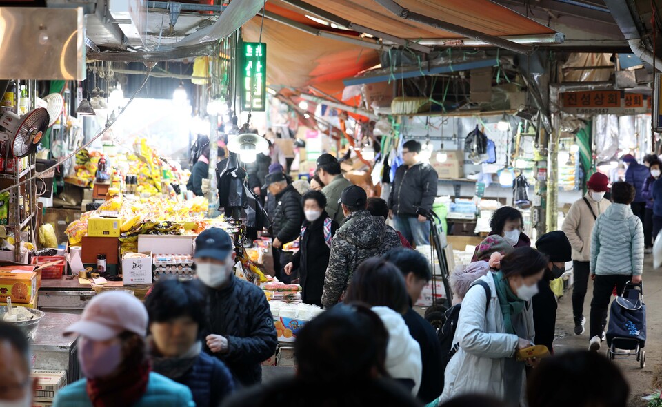 설 명절 연휴를 닷새 앞둔 지난 4일 서울 동대문구 청량리종합시장에서 시민들이 제수용품을 구매하고 있다. [사진=뉴시스]