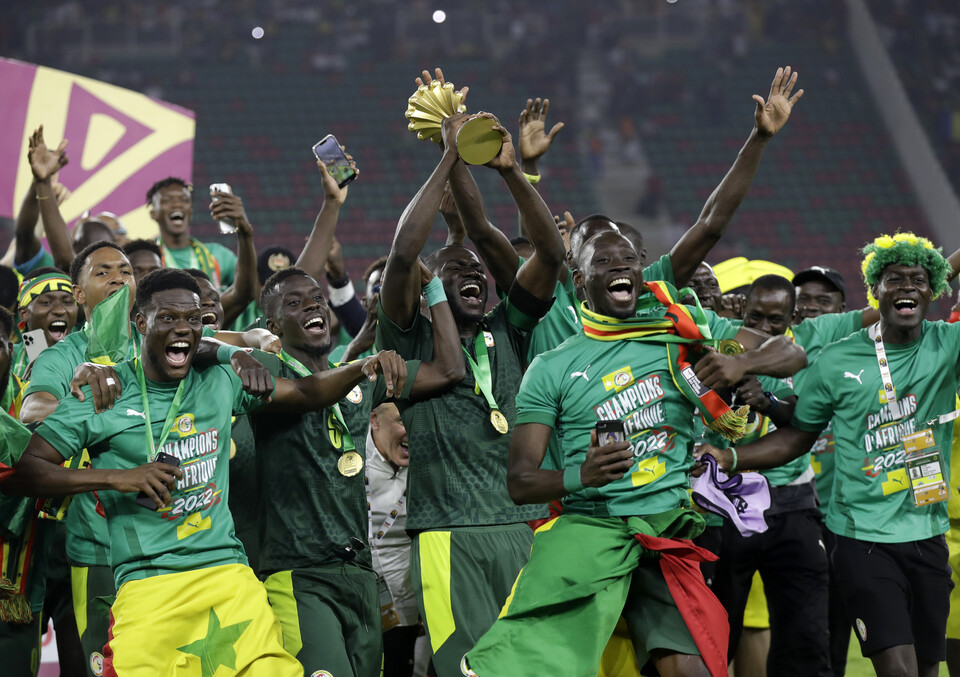 2023 아프리카축구선수권대회에서는 2022 카타르월드컵에서 아프리카 국가로는 최초로 준결승에 올랐던 모로코가 8강에서 탈락하는 등 이변이 속출하고 있다. 사진은  지난 2021 아프리카 네이션스컵 결승에서 이집트를 꺾고 우승한 세네갈 선수들이 트로피를 들고 환호하고 있다. [사진=뉴시스]