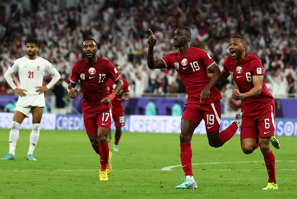 7일(현지시간) 카타르 도하 알투마마 스타디움에서 열린 아시아축구연맹(AFC) 2023 카타르 아시안컵 4강전 이란 대 카타르의 경기, 후반 카타르 알모에즈 알리가 역전골을 넣고 기뻐하고 있다. [사진=뉴시스]