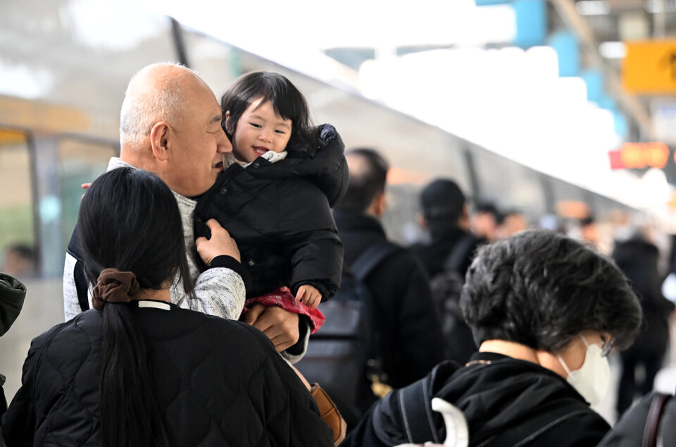 설 연휴 전날인 8일 오전 광주 광산구 광주송정역에서 할아버지가 손주를 반갑게 맞이하고 있다. [사진=뉴시스]