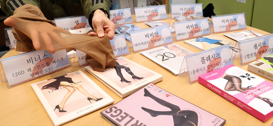 한국소비자원 관계자가 15일 세종시 정부세종청사에서 소비자 선호도가 높은 스타킹 브랜드의 압박스타킹 13개 제품의 품질·안전성 시험 결과를 설명하고 있다. [사진=뉴시스]