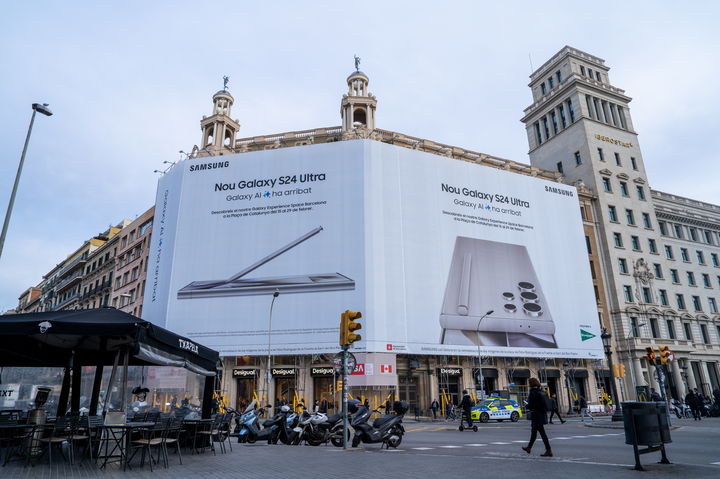 삼성전자가 MWC2024 개막에 맞춰 갤럭시 S24 시리즈와 갤럭시 AI를 소개하는 대형 옥외 광고를 스페인 바르셀로나 카탈루냐 광장에 설치했다. [사진=삼성전자]