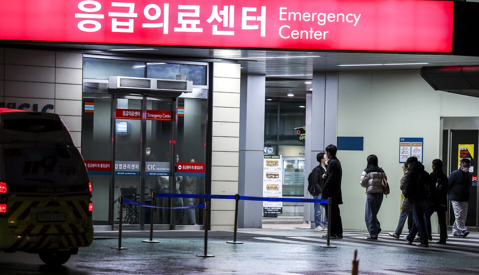 주요 병원 전공의들이 의대 정원 확대에 반발하며 근무를 중단하기 시작한 20일 서울시내 한 대학병원 응급실 앞에서 시민들이 이동하고 있다. [사진=뉴시스]