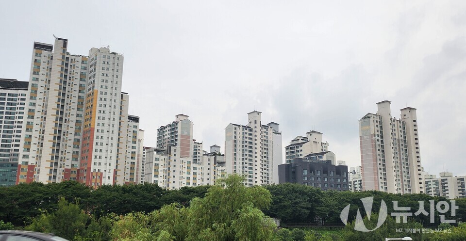  ‘경제만랩’이 한국부동산원의 주택유형별 매매 거래량을 분석한 결과, 지난해 전국 주택 매매 시장에서 아파트가 차지하는 비중이 역대 가장 높은 수준으로 조사됐다. [사진=뉴시안]