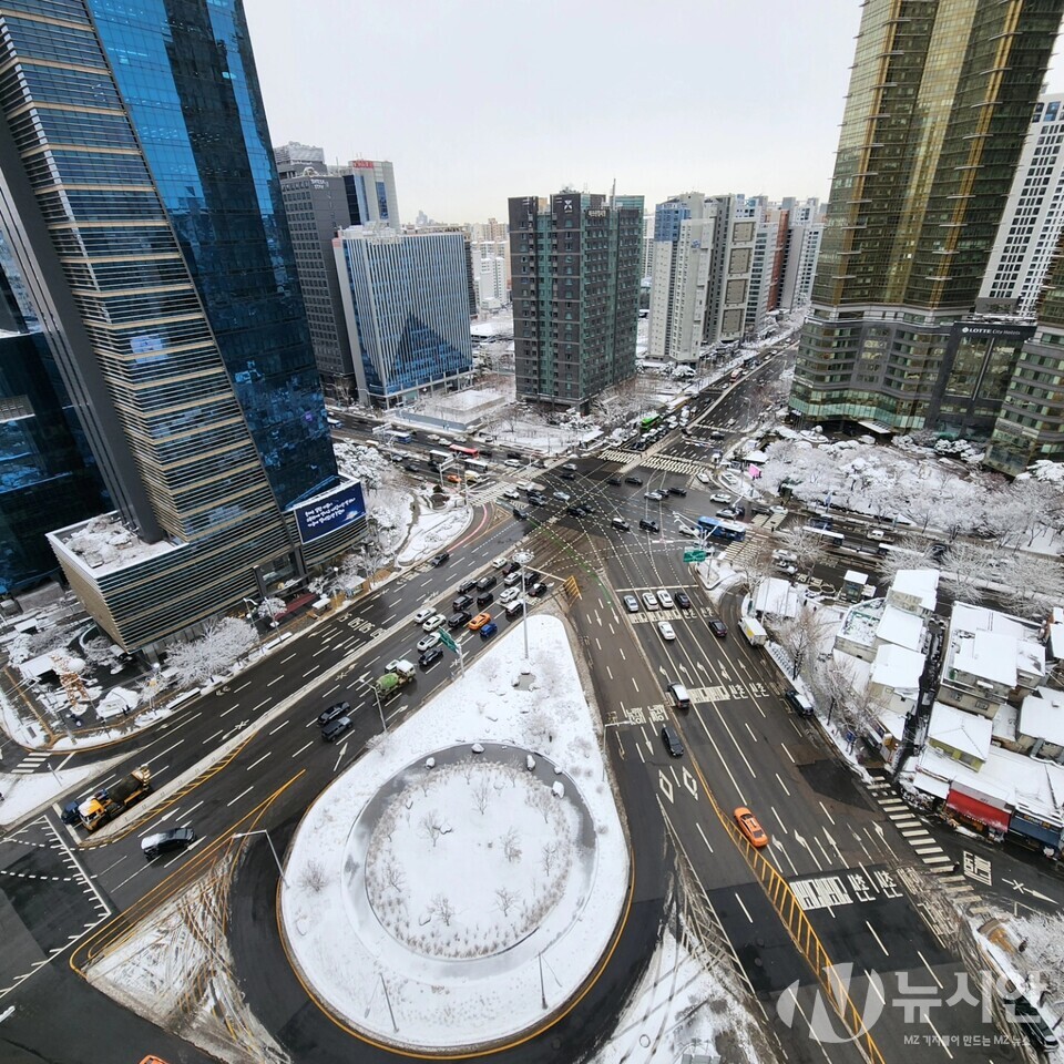 밤새 하얗게 내린 눈이 거리풍경을 바꿔놨다. 서울 마포 공덕동 4거리 모습. [사진=뉴시안]