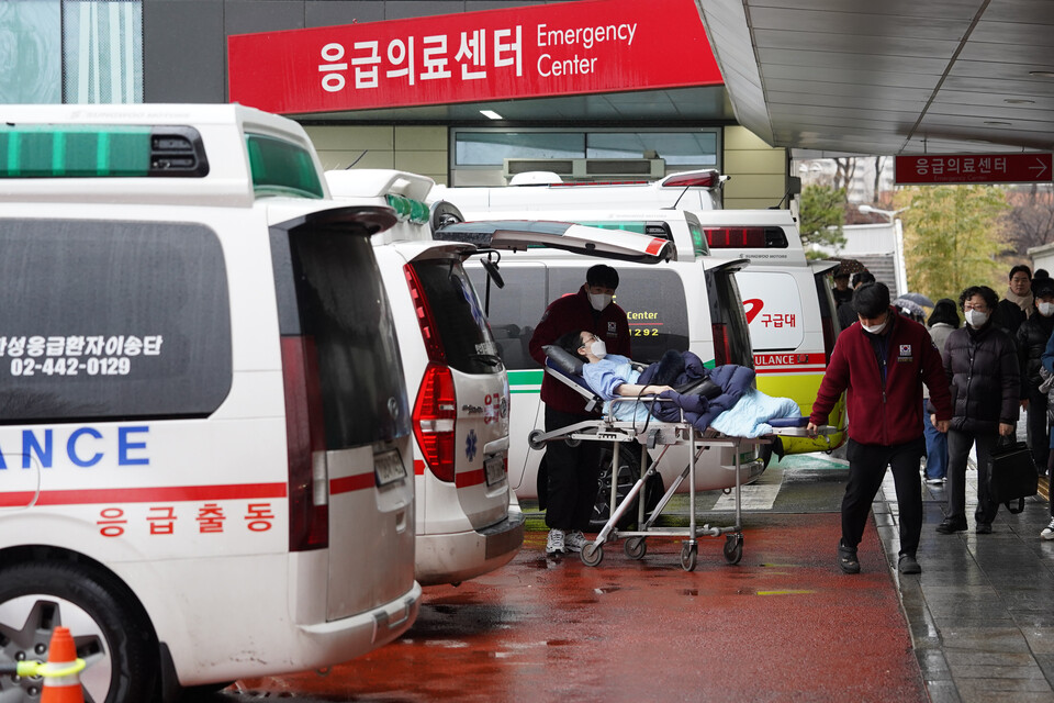 정부의 의대 정원 증원에 반발해 전공의가 대거 이탈한 가운데 21일 오후 서울 송파구 한 종합병원 응급의료센터에 환자가 이송되고 있다.[사진=뉴시스]