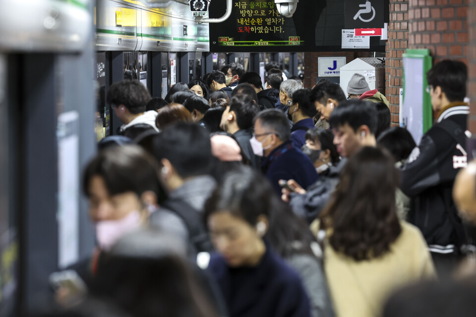 통계청이 발표한 ‘2023 국민 삶의 질 보고서’에 따르면, 한국인의 삶 만족도가 전년도에 비해 다소 개선됐으나 경제협력개발기구(OECD) 국가 중에선 여전히 최하위권에 머문 것으로 나타났다. [사진=뉴시스]