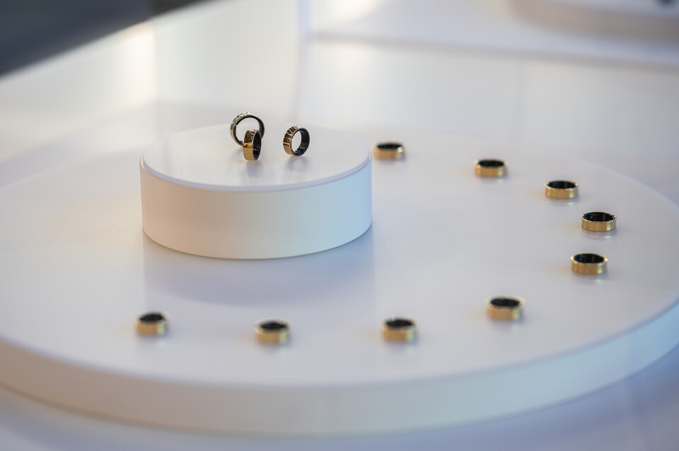삼성전자는 26일 오전 9시(현지시간) 세계 최대 이동통신 전시회인 '모바일월드콩그레스(MWC) 2024'에서 반지 형태의 새 웨어러블 기기 '갤럭시 링' 실물 디자인을 최초 공개했다. [사진=뉴시스]