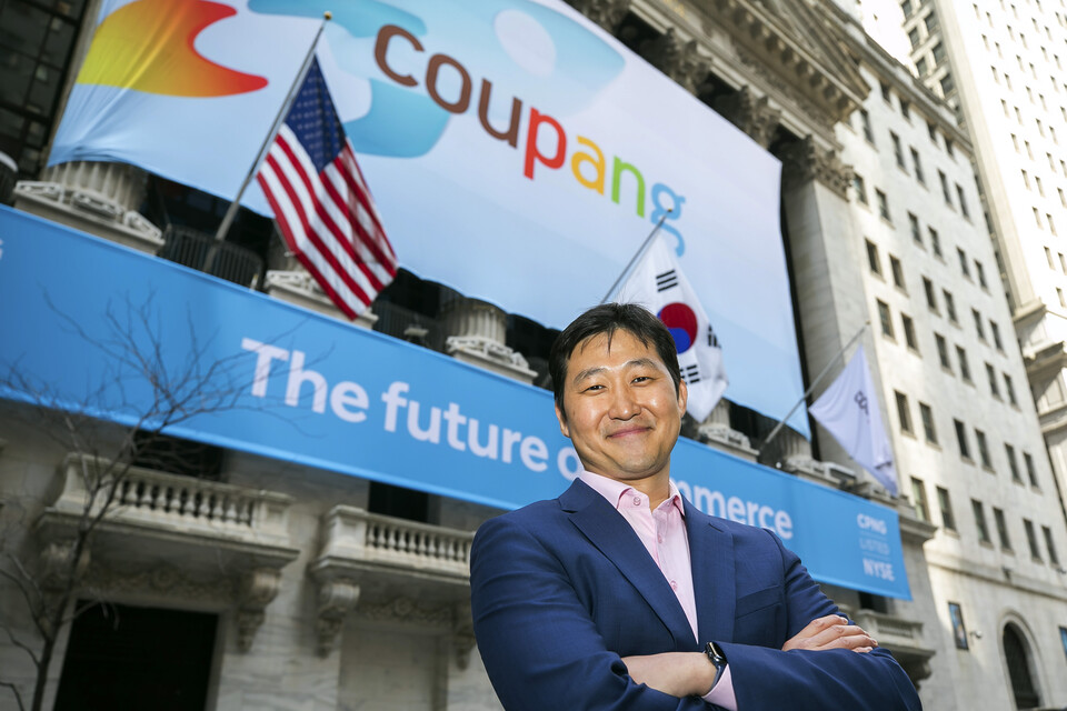 김범석 쿠팡 창업자가 2021년 미국 뉴욕증권거래소(NYSE) 상장한 후 포즈를 취하고 있는 모습. [사진=뉴시스]
