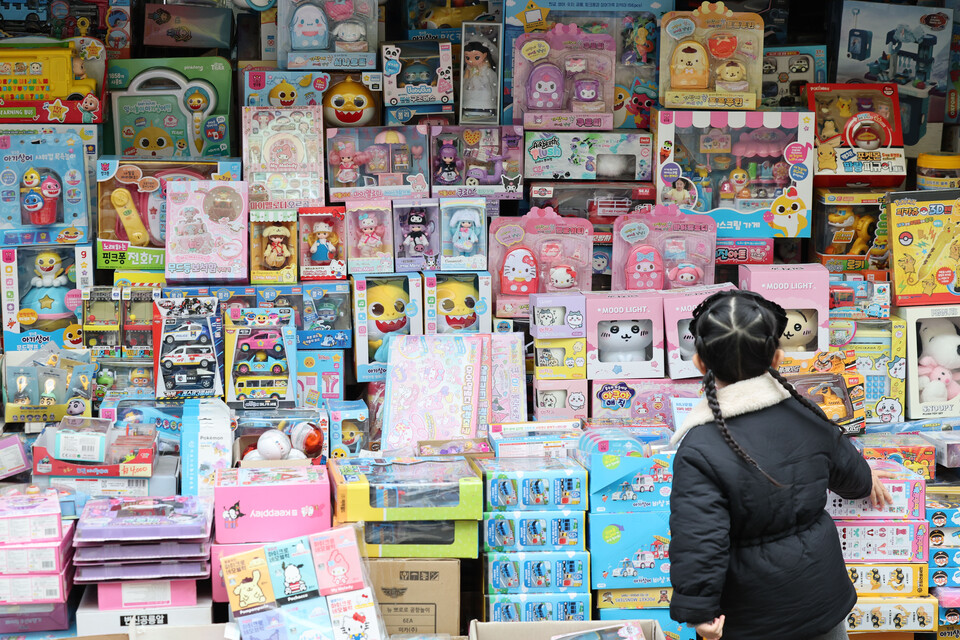 새학기를 앞두고 서울 종로구 문구·완구 종합시장에서 어린이가 장난감을 고르고 있다. [사진=뉴시스]