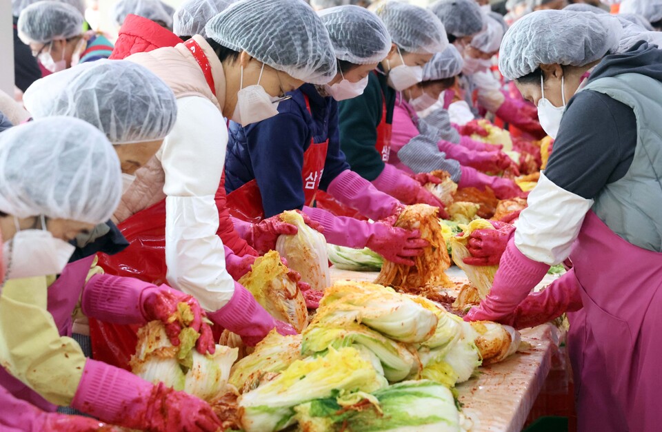 한국농수산식품유통공사가 ‘2023년 4분기 외식산업 인사이트 리포트’ 보고서에 따르면, 국산 김치는 K푸드의 열풍으로 수출이 증가하고 있는 반면, 국내에서는 식재료 고물가 기조가 지속되면서 상대적으로 저렴한 중국산 김치 수요가 증가하고 있는 것으로 나타났다. [사진=뉴시스DB]
