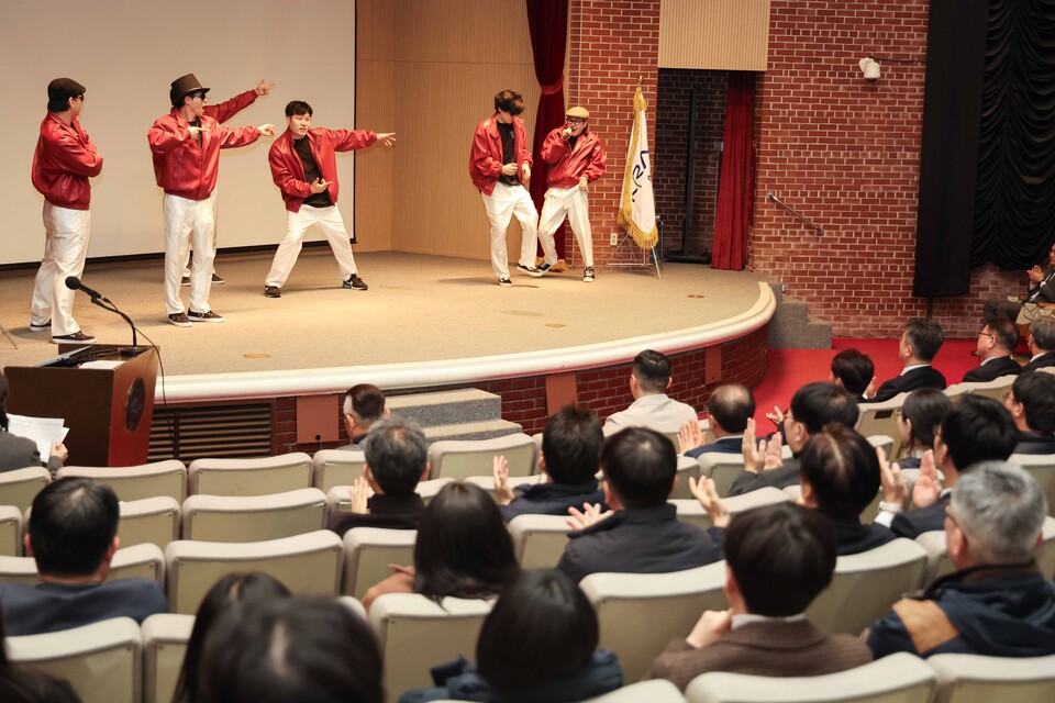 한국마사회는 지난 7일 과천 한국마사회 본관 대강당에서 ‘비전·가치(같이)의 날’를 개최하고 조직 활력을 도모했다. [사진=한국마사회]