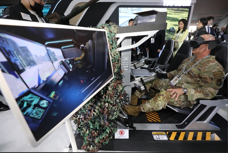 경기도 성남 서울공항에서 열린 '서울 아덱스(ADEX) 2023'을 찾은 한 미군이 VR 장갑차 조종을 하고 있다.[사진=뉴시스DB]