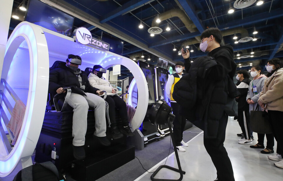 서울 강남구 코엑스에서 열린 '2022 대한민국 산업기술 R&D 대전'에서 관람객이 VR게임을 체험하고 있다. [사진=뉴시스DB]