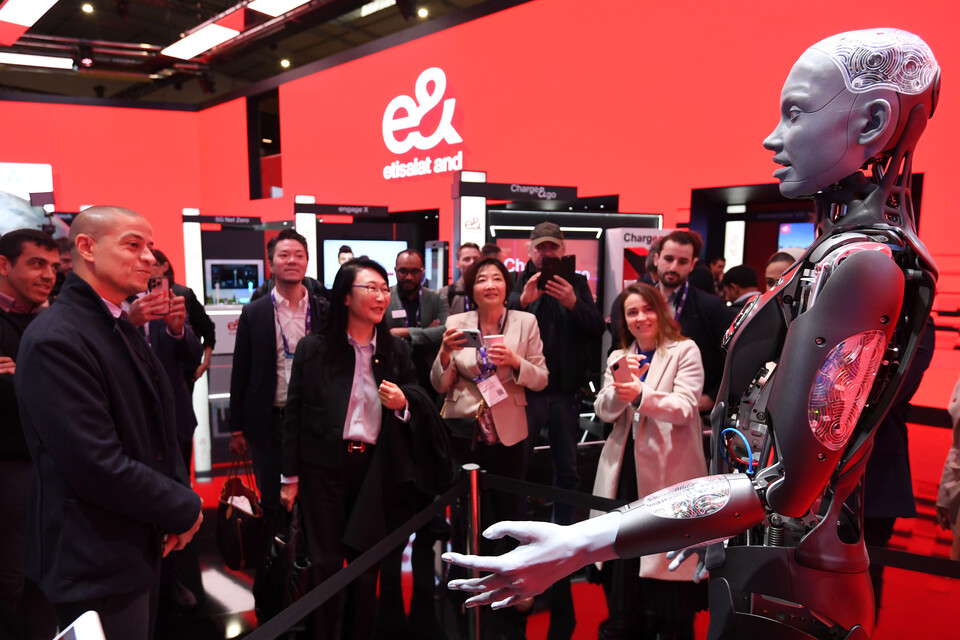 지난 2월 26일 세계 최대 이동통신 전시회 '모바일 월드 콩그레스(MWC) 2024' 가 개막된 스페인 바르셀로나 피라 그란 비아 전시장을 찾은 관람객들이 E&의 인공지능(AI) 휴머노이드 로봇 '아메카'를 관람하고 있다. [사진=뉴시스]