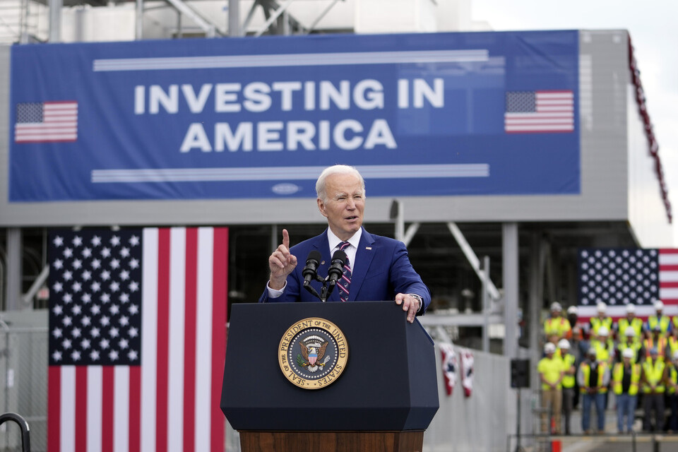 조 바이든 미국 대통령이 지난해 노스캐롤라이나주 더럼의 반도체 제조업체 울프스피드사를 방문해 일자리에 대해 말하고 있다. [사진=AP/뉴시스]