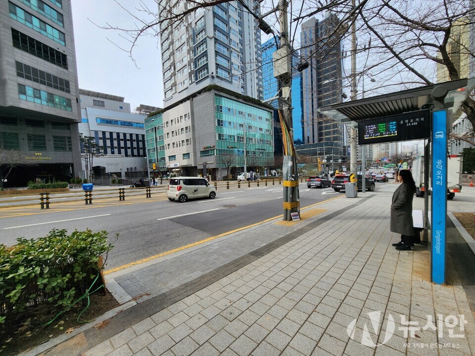 서울시내버스 노조가 오는 28일 총파업 돌입을 예고했다. 한 시민이 버스정류장에서 버스를 기다리고 있다. [사진=뉴시안]