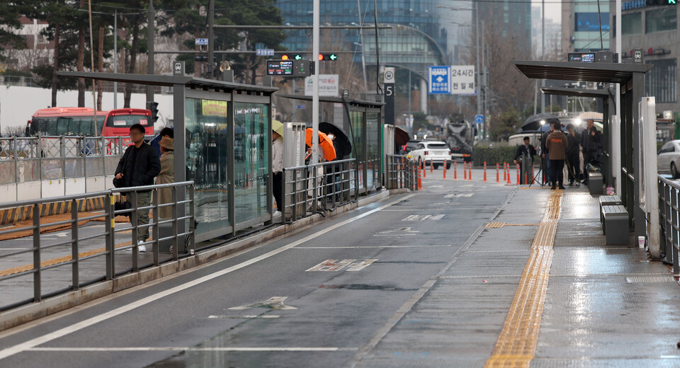 서울 시내버스가 노사 협상 결렬로 오전 4시를 기해 12년 만에 총파업에 돌입한 28일 오전 서울역 버스환승센터가 한산한 모습을 보이고 있다. [사진=뉴시스]
