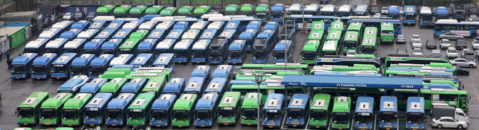 서울 시내버스가 노사 협상 결렬로 오전 4시를 기해 12년 만에 총파업에 돌입한 28일 서울 소재 시내버스 차고지에 버스들이 주차돼있다.  이날 오후 3시 노사간 임금협상이 전격  합의에 따라 파업 철회됐다. [사진=뉴시스]
