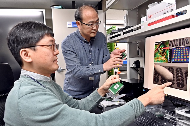 한국전자통신연구원(ETRI)은 광열 탄성가변 필름 기반의 입체화 촉감을 생성하는 디스플레이 기술을 개발해 화제다. [사진=한국전자통신연구원]