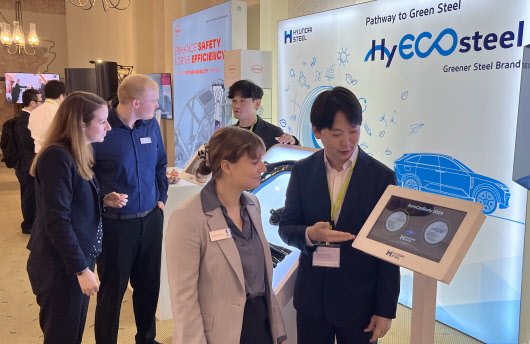 현대제철 연구원이 독일 ECB(Euro Car Body)에 참석한 글로벌 고객사들에게 탄소저감 자동차강판 제품을 설명하고 있는 모습 [사진=현대제철]