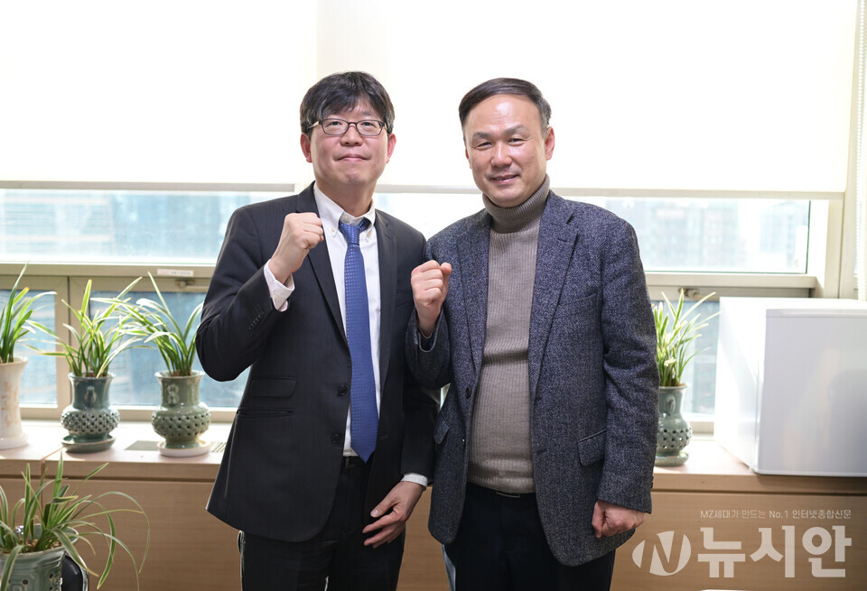 노준석 POSTECH 교수(왼쪽)와&nbsp;전규열 뉴시안 대표(오른쪽) [사진=송서영 기자]&nbsp;