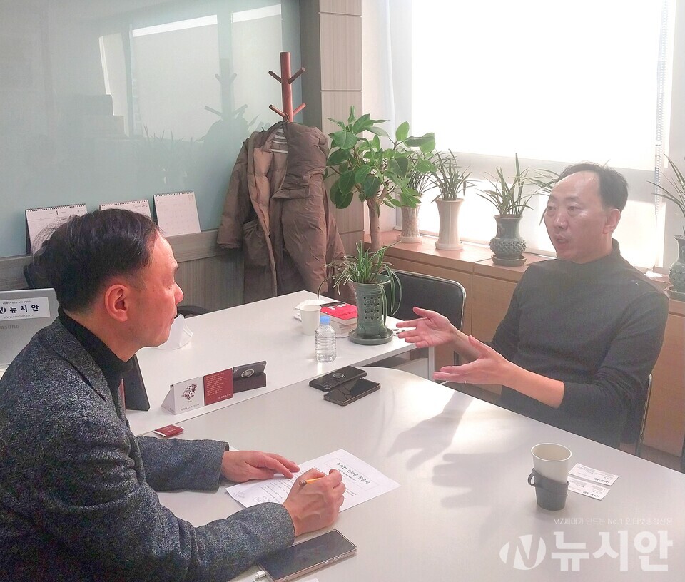 장영태 포스텍 화학과 교수(오른쪽)와 전규열 뉴시안 대표(왼쪽) [사진=신선경 기자]