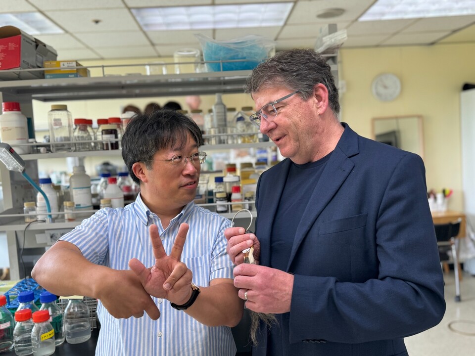 스승이신 매서 스미스 교수(현 버클리대 교수)와 공동연구하는 이해신 교수.[사진=이해신 교수]