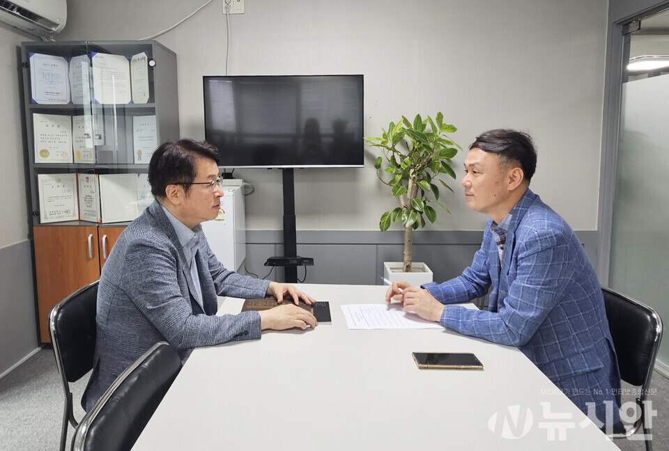 왼쪽부터 정유진 ‘함께하는사랑밭’ 대표와 전규열 뉴시안 대표이사. [사진=송서영 기자] 