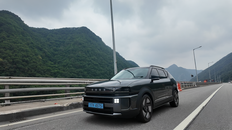 현대차가 ‘디 올 뉴 넥쏘(The all-new NEXO, 이하 넥쏘)’의 우수한 상품성을 직접 체험할 수 있는 시승 이벤트를 성공적으로 마쳤다고 7일(월) 밝혔다. 지난 4일(금)부터 6일(일)까지 3일간 진행된 이번 행사는 일반 고객뿐만 아니라 현대차 브랜드를 좋아하는 고객들이 자발적으로 만든 동호회 ‘현대모터클럽’, 넥쏘 오너와 수소 산업 관계자 등이 활동하는 동호회 ‘넥쏘카페’ 회원 등 약 217명이 참여했다. 지난 6일 춘천에서 개최된 ‘Drive NEXO Together’ 행사 사진. [사진=현대자동차]