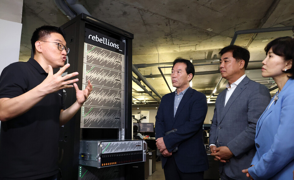 정태호 국정기획위원회 경제1분과위원장과 분과위원들이 25일 오후 경기 성남시 AI 반도체 혁신기업 리벨리온을 방문해 간담회에 앞서 박성현 리벨리온 대표에게 실제 데이터센터에서 운용되는 서버 랙(server rack) 구성에 대한 설명을 듣고 있다. [사진=공동취재/뉴시스]