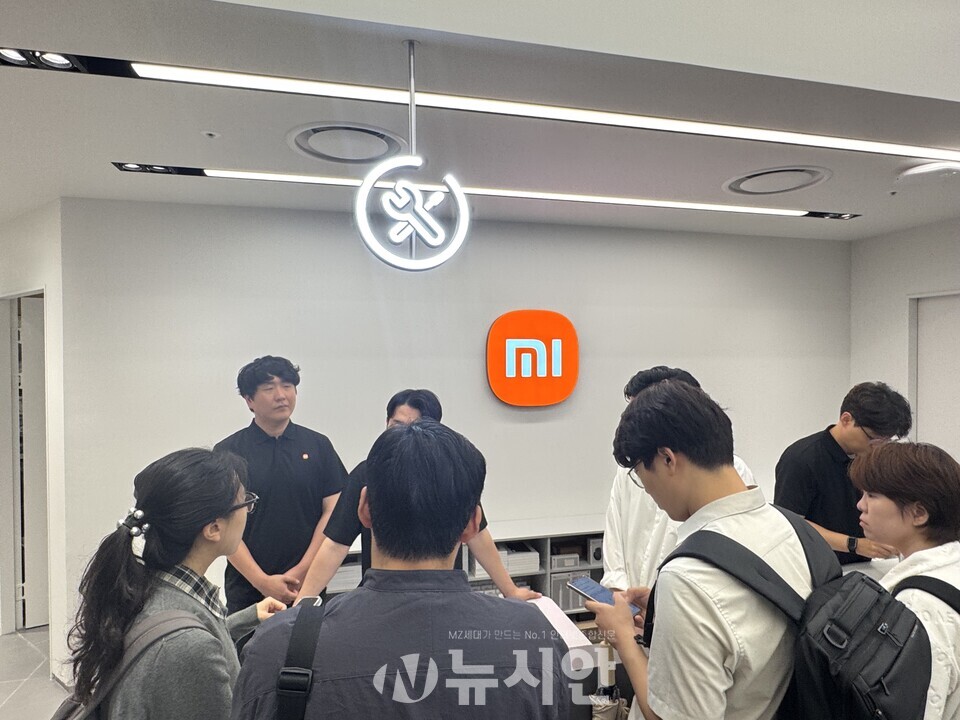 샤오미코리아는 지난 6월 서울 여의도 IFC몰 L2층, 샤오미코리아의 첫 공식 오프라인 매장 '샤오미 스토어 서울 IFC몰 여의도점'을 정식 오픈했다. 사진은 샤오미 여의도점 내에서 운영 중인 A/S 서비스센터. [사진=조현선 기자]