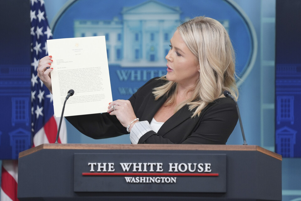 캐롤라인 레빗 백악관 대변인이 지난 7일(현지 시간) 백악관에서 브리핑하면서 도널드 트럼프 미국 대통령이 이재명 대통령에게 보내는 서한을 들어 보이고 있다. 트럼프는 이 대통령에게 보내는 서한에서 "2025년 8월 1일부터 한국에서 수입하는 모든 제품에 대해 기존의 부문별 관세와는 별도로 25%의 관세를 부과할 예정"이라고 밝혔다. [워싱턴=AP/뉴시스] 