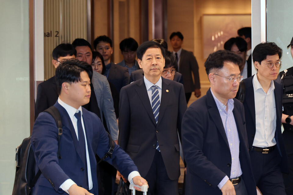 구윤철 경제부총리 겸 기획재정부 장관이 24일 오전 미국 워싱턴D.C.에서 열릴 예정이였던 미국 재무장관과 무역대표부(USTR)와 예정되어 있던 통상협상이 취소돼 인천국제공항 제2여객터미널 귀빈실을 나서고 있다. [사진=공동취재/뉴시스]