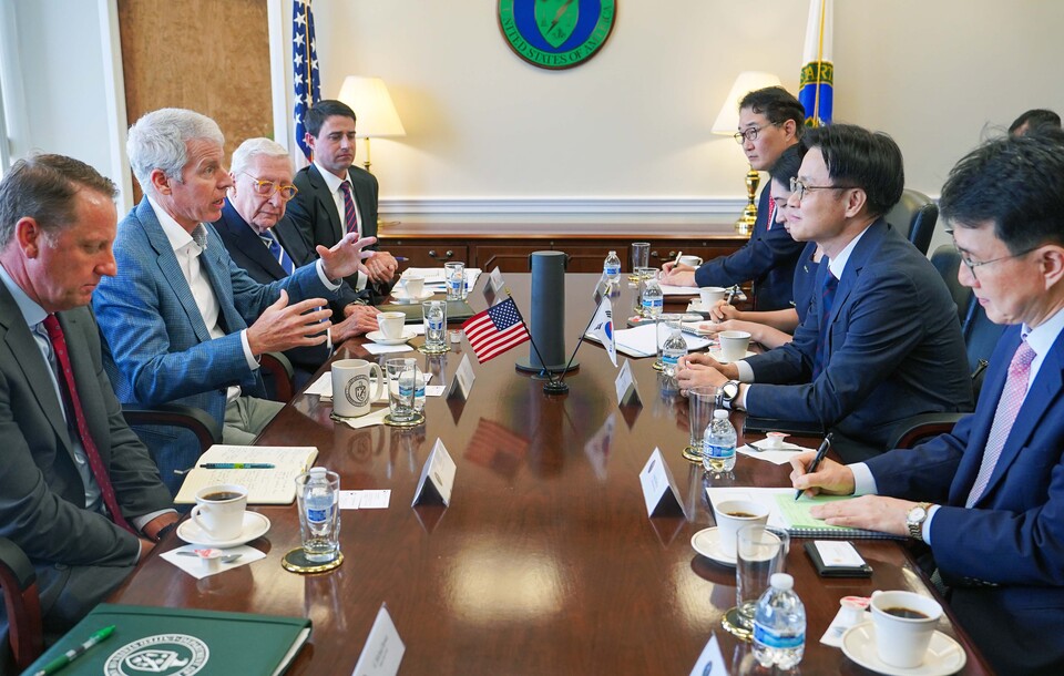 김정관 산업통상자원부 장관은 24일(,현지시간) 오전 11시30분 미국 워싱턴 D.C. 상무부 회의실에서 하워드 러트닉(Howard Lutnick) 상무부 장관과 면담을 갖고, 한미 관세협상 진전과 산업 분야 협력 강화방안을 논의했다. [사진=산업통상자원부]