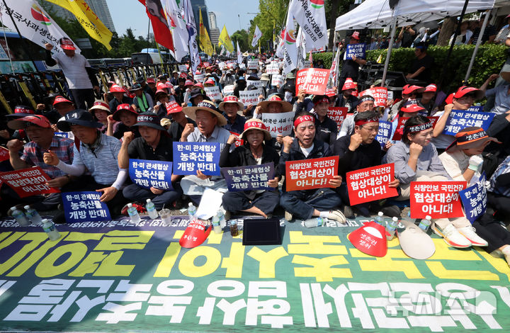 28일 오후 서울 용산구 대통령 인근에서 열린 한-미 상호관세 협상 농축산물 개방 반대 전국농축산인 결의대회에서 한국농축산연합회와 한국종합농업단체협의회, 축산관련단체협의회, 농민의 길 등 농민단체 소속 단체장들과 농민들이 구호를 외치고 있다. [사진=뉴시스]