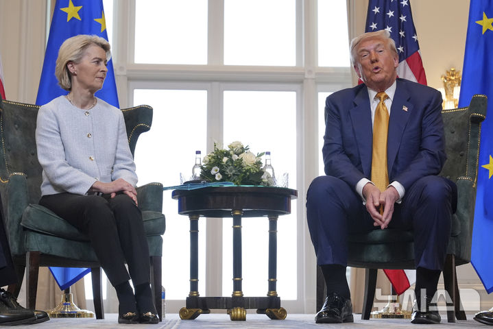 도널드 트럼프(오른쪽) 미국 대통령과 우르줄라 폰데어라이엔 유럽연합(EU) 집행위원장이 27일(현지 시간) 스코틀랜드 턴베리의 트럼프 턴베리 골프장에서 회담하고 있다. 미국과 EU가 '상호관세 15%'를 골자로 한 무역 합의를 타결했다. [사진=AP/뉴시스]