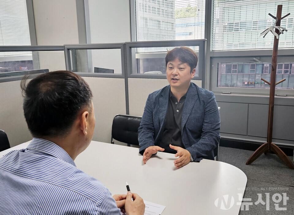 정임두 UNIST 교수(오른쪽)와 전규열 뉴시안 대표이사. [사진=송서영 기자] 