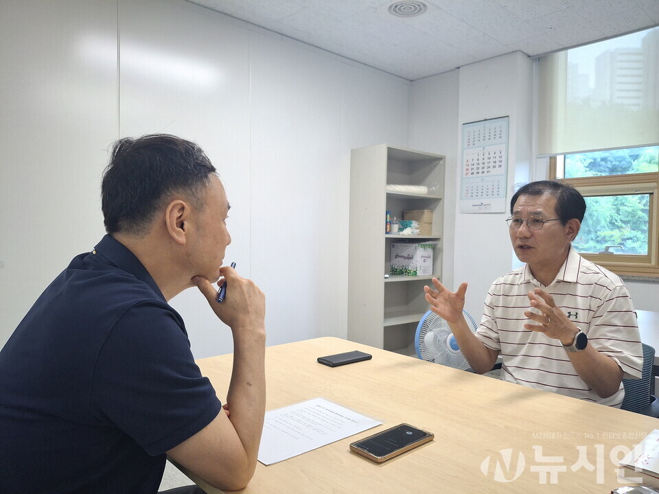 전규열 뉴시안 대표이사가 남형기 전 국무조정실 제2차장과 인터뷰하고 있는 모습. [사진=신선경 기자]