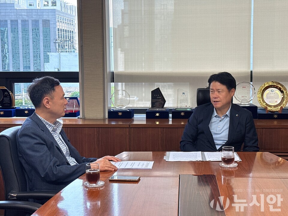 김윤기 IBK시스템 대표이사와 전규열 대표이사 겸 편집인이 인터뷰하고 있는 모습 [사진=조현선 기자]