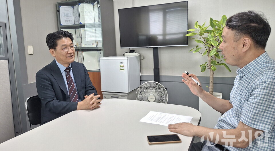 전규열 뉴시안 대표이사가 박경수 변호사와 인터뷰하고 있는 모습. [사진=신선경 기자]