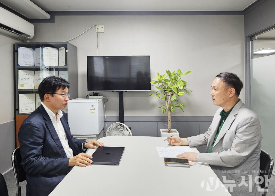 왼쪽부터  송민석 포항공과대학교 산업경영공학과 교수와 전규열 뉴시안 대표이사 [사진=송서영 기자] 