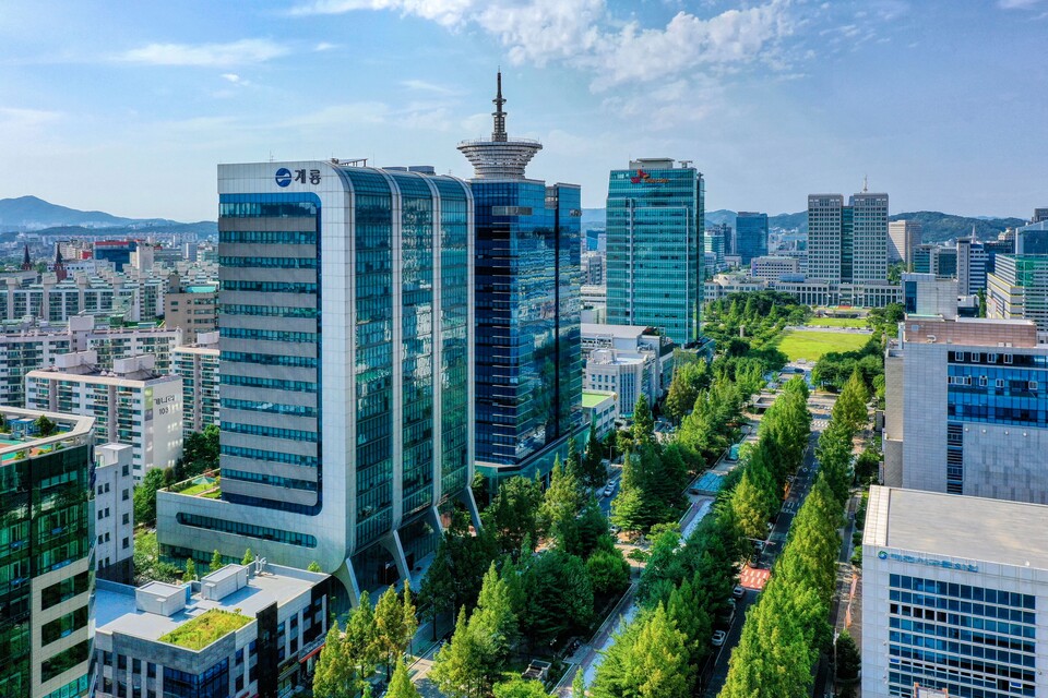 계룡건설이 건설 현장 일용직 근로자의 생활 안정을 위해 임금을 주 단위로 직접 지급하는 ‘직접 주급 지급제’를 도입했다. 계룡건설 사옥 [사진=계룡건설]