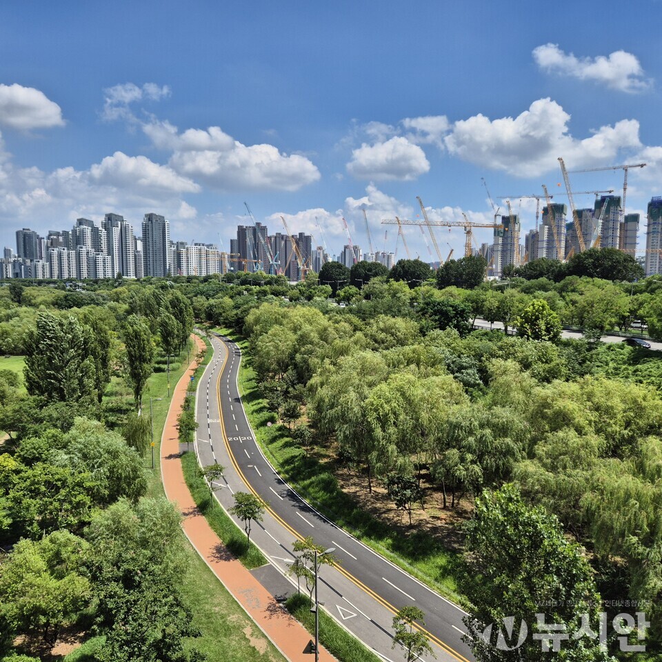 서울시는 17일 제15차 도시계획위원회 심의에서 강남 3구(강남·서초·송파)와 용산구 내 아파트 용도에 대해 ‘토지거래허가구역’을 1년 3개월간 재지정했다. [사진=이태영 기자]