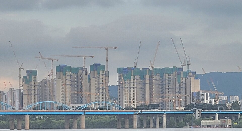 이촌강변에서 바라본 반포 아파트 건설 현장 [사진=뉴시안]