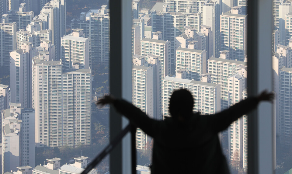 서울 송파구 롯데월드타워 서울스카이 전망대에서 바라본 송파구 아파트 단지 모습. [사진=뉴시스]