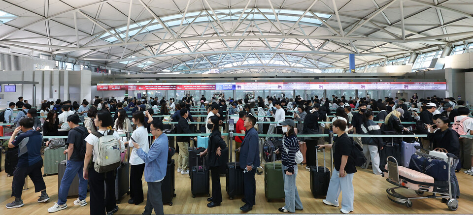 개천절이자 추석 연휴 첫 날인 3일 인천국제공항 출국장에서 여행객들이 출국 수속을 밟고 있다. 인천국제공항공사는 올 추석연휴 기간 총 이용객 245만3000명, 하루평균 이용객 22만3000명이 될 것으로 전망했으며 출발 여객이 가장 많은 날은 3일 12만9000명으로 예측했다. [사진=뉴시스]