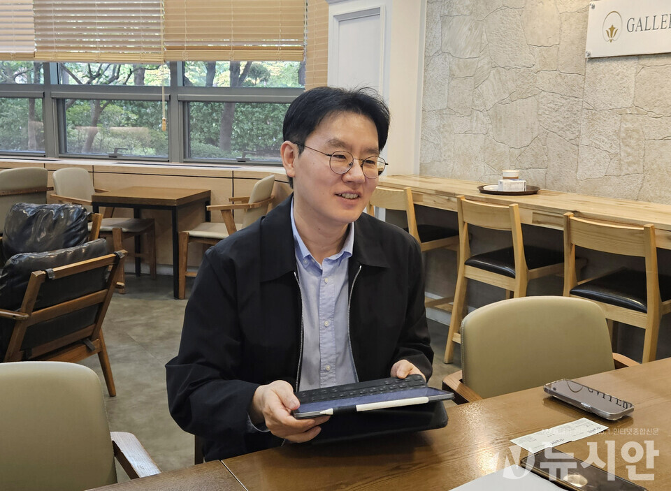 제네시스박 박민수 대표. 부동산 세금 전문가인 그는 “절세를 위해서는 공동명의와 증빙 관리 같은 기본기를 지켜야한다"고 말한다. 또한 세금 규제보다 시장 자율에 맡겨야 부동산이 정상화될 수 있다”고 강조한다. [사진=송서영 기자]